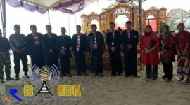 Pj Bupati Sampang H. Jonathan Judianto pose bersama Sekdakan Phutut Budi Santoso dan Kepala Disporabudpar Sampang Ajie Waluyo saat menghadiri acara petik laut di Desa Nepa,  Kecamatan Banyuates di Sampang.