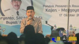 Bupati Pati (Haryanto) tengah menyampaikan sambutannya dalam acara sarasehan di Pon-Pes Raudhatul Ulum, Kajen.