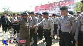Pj Bupati Sampang Jonathan Judianto didampingi Kapolres Sampang AKBP Budhi Wardiman dan Dandim 0828 Sampang Letkol CZI Ary Syahrial, saat mengecek kesiapan personel keamanan dalam pengamanan PSU Pilkada Sampang 2018.