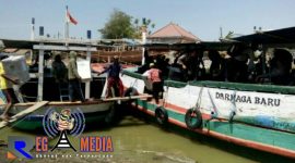 Pendistribusian logistik PSU ke Pulau Terluar Sampang menggunakan perahu di Pelabuhan Tanglog, Sampang.
