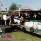 Pendistribusian logistik PSU ke Pulau Terluar Sampang menggunakan perahu di Pelabuhan Tanglog, Sampang.