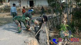 Kompak, bersama warga Satgas TMMD menyelesaikan pekerjaan pembangunan plengsengan.