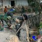 Kompak, bersama warga Satgas TMMD menyelesaikan pekerjaan pembangunan plengsengan.