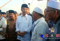 Tampak berdampingan dengan Presiden RI Joko Widodo, Gubernur Jawa timur Soekarwo dan beberapa tokoh ulama', saat berada di tol jembatan Suramadu.