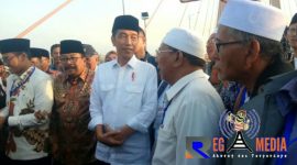 Tampak berdampingan dengan Presiden RI Joko Widodo, Gubernur Jawa timur Soekarwo dan beberapa tokoh ulama', saat berada di tol jembatan Suramadu.