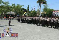 Kapolres Sampang AKBP Budhi Wardiman saat pimpin apel dalam pengembalian pasukan BKO ke Polres masing-masing.