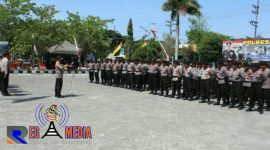 Kapolres Sampang AKBP Budhi Wardiman saat pimpin apel dalam pengembalian pasukan BKO ke Polres masing-masing.