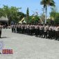Kapolres Sampang AKBP Budhi Wardiman saat pimpin apel dalam pengembalian pasukan BKO ke Polres masing-masing.