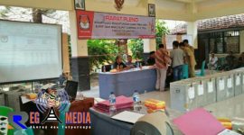 Suasana saat berlangsungnya rekapitulasi penghitungan suara hasil PSU Pilkada Sampang, di Kecamatan Sampang.