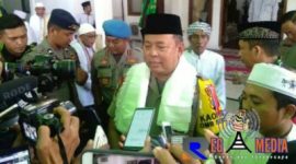 Kapolda Jatim Irjen Pol Luki Hermawan tengah diwawancara awak media saat kunjungan ke Pon-Pes Darul Ulum I, Gersempal, Omben, Sampang.