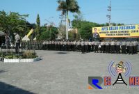 Kapolres Sampang AKBP Budhi Wardiman saat pimpin apel gelar pasukan Operasi Zebra Semeru 2018 di Mapolres Sampang.