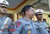 Kapolres Sampang (AKBP Budhi Wardiman) tengah diwawancara awak media didampingi Kasatlantas Polres Sampang (AKP Achmadi) dan Kanit Regident Samsat Polres Sampang (Iptu Harrio), usai apel gelar pasukan Operasi Zebra Semeru 2018, di Mapolres setempat.