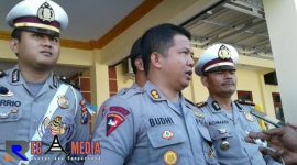 Kapolres Sampang (AKBP Budhi Wardiman) tengah diwawancara awak media didampingi Kasatlantas Polres Sampang (AKP Achmadi) dan Kanit Regident Samsat Polres Sampang (Iptu Harrio), usai apel gelar pasukan Operasi Zebra Semeru 2018, di Mapolres setempat.