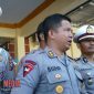 Kapolres Sampang (AKBP Budhi Wardiman) tengah diwawancara awak media didampingi Kasatlantas Polres Sampang (AKP Achmadi) dan Kanit Regident Samsat Polres Sampang (Iptu Harrio), usai apel gelar pasukan Operasi Zebra Semeru 2018, di Mapolres setempat.
