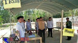Ketua KPUD Sampang memantau langsung pelaksanaan PSU jilid 2 di TPS 8 Desa Bunten Barat, Kecamatan Ketapang, Sampang.
