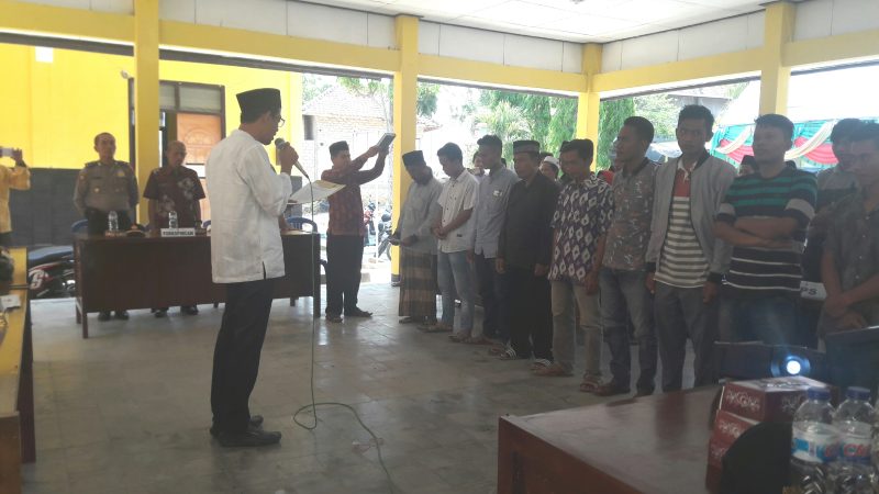 Komisioner KPUD Sampang Addy Imansyah,SH saat mengambil sumpah anggota KPPS di aula Kecamatan Robatal