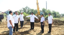 Pj Bupati Sampang H. Jonathan Judianto bersama Kepala Dinas terkait saat menyurvei lahan yang bakal dijadikan Dekranasda Kota Bahari.