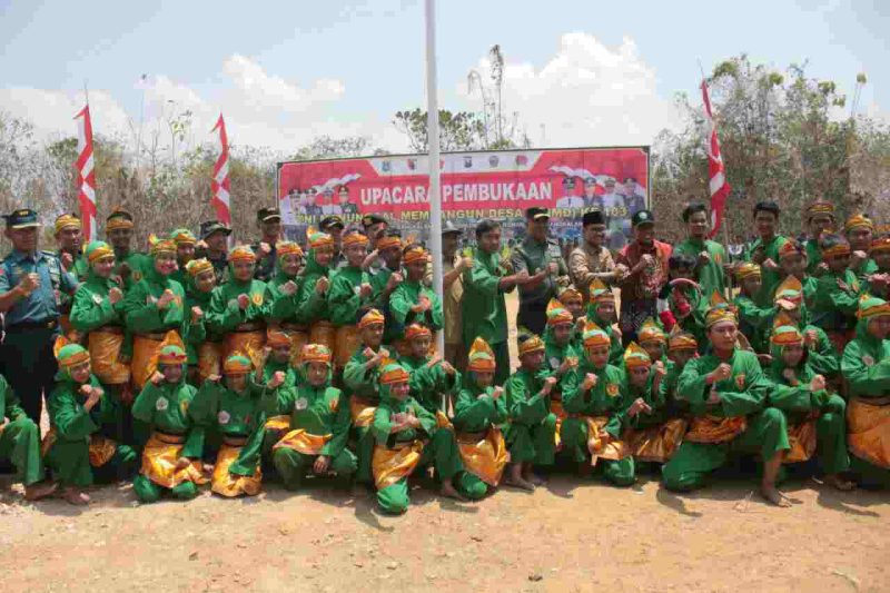 Pangdam V/Brawijaya Arief Rachman Saat berpose bersama Atlet Pencak Silat Jokotole di Lapangan Desa Durin Timur