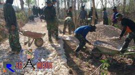 Personel Satgas TMMD ke 103 saat beraktivitas mengerjakan pembangunan jalan di Desa Durin Timur