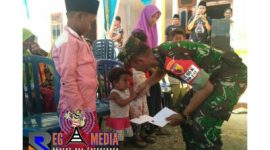 Satgas TMMD ke 103 saat memberikan santunan kepada anak yatim di Desa Durin Timur