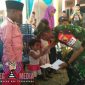 Satgas TMMD ke 103 saat memberikan santunan kepada anak yatim di Desa Durin Timur