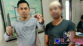 Petugas Kepolisian saat menunjukkan barang Bukti 
