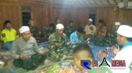 Personel Satgas TMMD Saat gelar doa bersama dengan warga di rumah salah satu warga desa Durin Timur