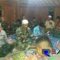 Personel Satgas TMMD Saat gelar doa bersama dengan warga di rumah salah satu warga desa Durin Timur