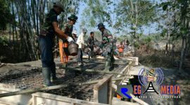 Personel Satgas TMMD Saat melakukan pekerjaan Pembangunan fisik di Desa Durin Timur