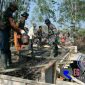 Personel Satgas TMMD Saat melakukan pekerjaan Pembangunan fisik di Desa Durin Timur