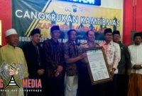 Kapolres Bangkalan AKBP Boby Pa'ludin Tambunan Bersama Ketua DPRD Bangkalan Imron Rosyadi Saat memperlihatkan Nota Kesepahaman