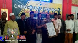 Kapolres Bangkalan AKBP Boby Pa'ludin Tambunan Bersama Ketua DPRD Bangkalan Imron Rosyadi Saat memperlihatkan Nota Kesepahaman