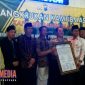 Kapolres Bangkalan AKBP Boby Pa'ludin Tambunan Bersama Ketua DPRD Bangkalan Imron Rosyadi Saat memperlihatkan Nota Kesepahaman