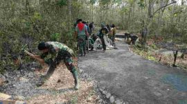 Personil Satgas TMMD di Desa Durin Timur saat melakukan pekerjaan Jalan