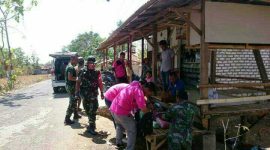 Beberapa Anggota Satgas TMMD di desa Durin Timur dengan Sigap membantu Warga