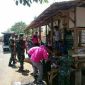 Beberapa Anggota Satgas TMMD di desa Durin Timur dengan Sigap membantu Warga