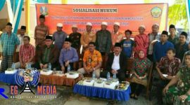 Pemprov Jatim bersama anggota satgas TMMD dan warga Desa Durin Timur saat foto bersama setelah usai acara sosialisasi Hukum