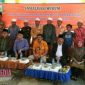 Pemprov Jatim bersama anggota satgas TMMD dan warga Desa Durin Timur saat foto bersama setelah usai acara sosialisasi Hukum