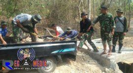 Satgas TMMD saat beraktivitas melakukan pekerjaan pembangunan di Desa Durin Timur