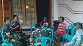 Babinsa Kodim 0718 saat melakukan komunikasi dengan warga