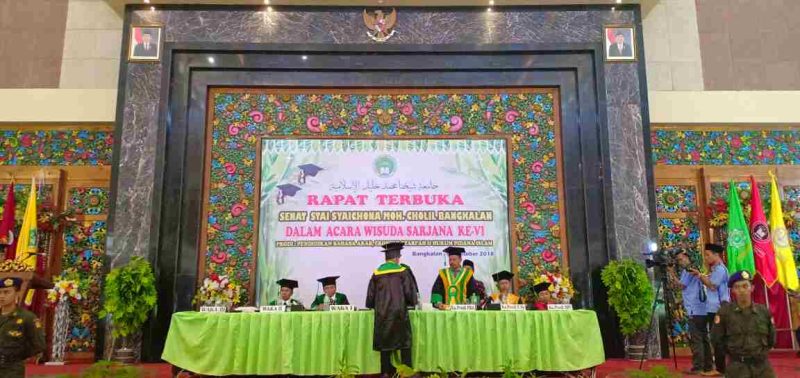 Terlihat Mahasiswa menghampiri ketua Stais RKH. Moh Nasih Aschal, Lc.