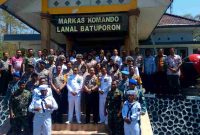 Jajaran Polres Bangkalan berpose bersama jajaran Lanal Batuporon 