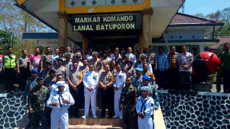 Jajaran Polres Bangkalan berpose bersama jajaran Lanal Batuporon 