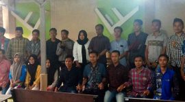Foto bersama Komisioner KPU Bangkalan dengan peserta diskusi Pondok Keadilan