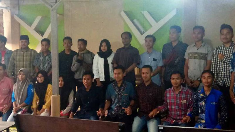 Foto bersama Komisioner KPU Bangkalan dengan peserta diskusi Pondok Keadilan