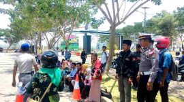 Ipda Syaiful Ilmi bersama Wakil Presiden Mahasiswa, Badrus Sholeh saat memantau Pelaksanaan Ujian Praktik pembuatan SIM  di UTM
