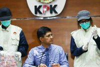 Wakil Ketua KPK Laode M Syarif (tengah) bersama dua penyidik menunjukkan barang bukti hasil operasi tangkap tangan (OTT) KPK di kantor KPK