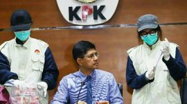 Wakil Ketua KPK Laode M Syarif (tengah) bersama dua penyidik menunjukkan barang bukti hasil operasi tangkap tangan (OTT) KPK di kantor KPK