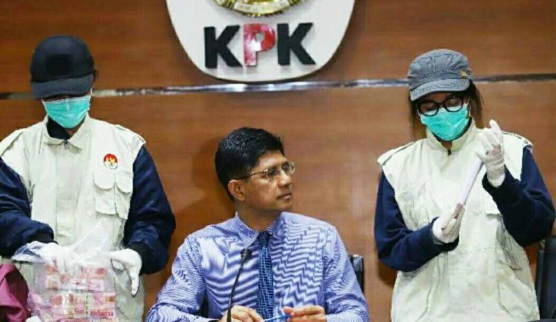 Wakil Ketua KPK Laode M Syarif (tengah) bersama dua penyidik menunjukkan barang bukti hasil operasi tangkap tangan (OTT) KPK di kantor KPK