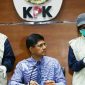 Wakil Ketua KPK Laode M Syarif (tengah) bersama dua penyidik menunjukkan barang bukti hasil operasi tangkap tangan (OTT) KPK di kantor KPK